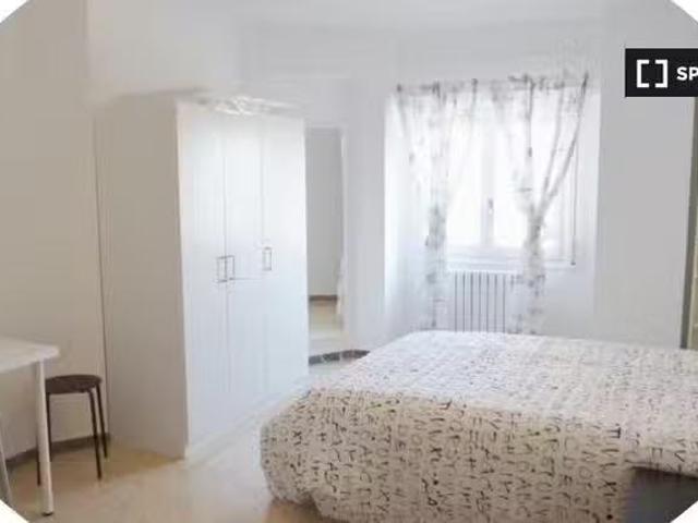 Alquiler de habitaciones en piso de 6 dormitorios en Arrabal.