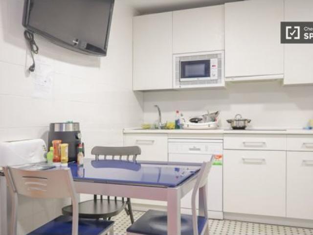 Alquiler de habitaciones en piso de 6 habitaciones en Valdezarza