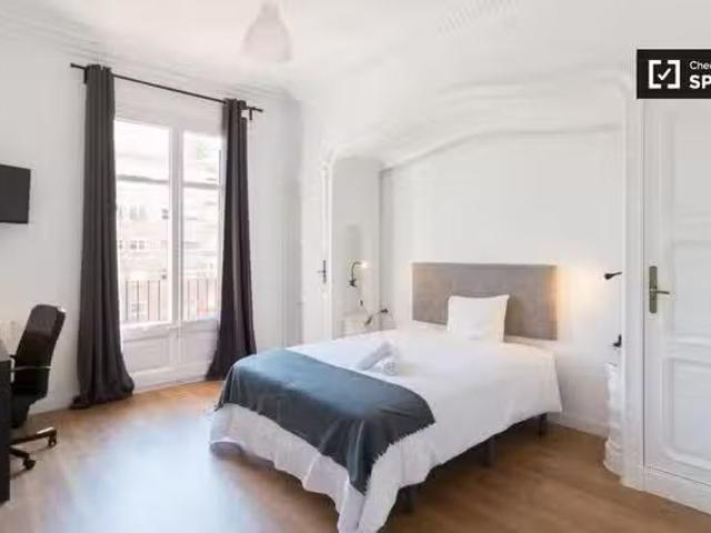 Alquiler de habitaciones en piso de 8 habitaciones en Barcelona