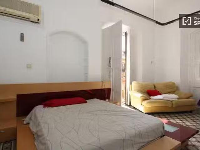 Alquiler de habitaciones en piso de 9 dormitorios en Centro