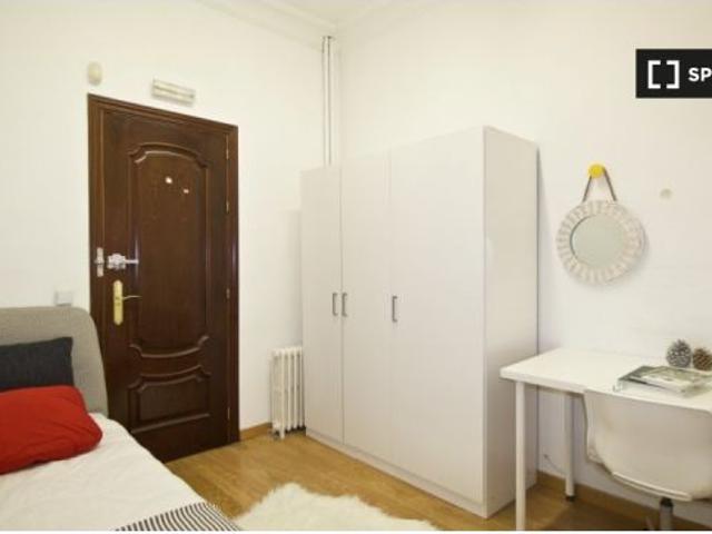 Alquiler de habitaciones en piso de 9 habitaciones en Almagro, Madrid