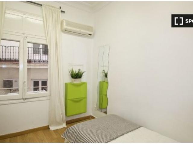 Alquiler de habitaciones en piso de 9 habitaciones en Almagro, Madrid