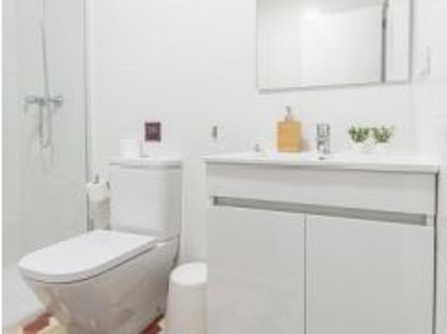Alquiler de habitaciones en piso de 2 dormitorios en Montolivet