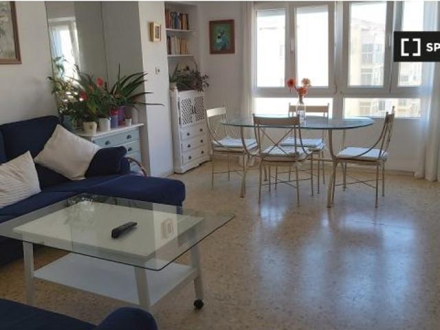 Alquiler de habitaciones en piso de 3 habitaciones en Cádiz