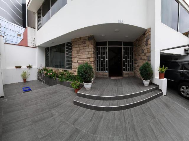 ALQUILER DE HERMOSA Y AMPLIA CASA PARA VIVIENDA U OFICINAS EN SAN ISIDRO