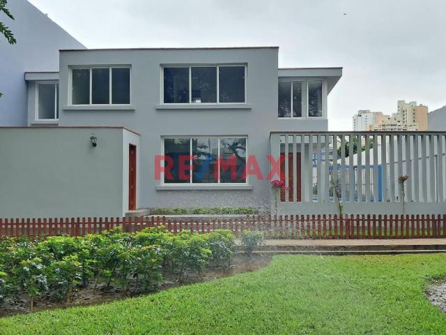 Alquiler De Impecable Casa Totalmente Remodelada Frente A Parque Privado En San Isidro