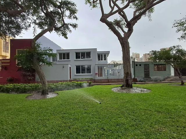 Alquiler de impecable casa remodelada frente a parque en San Isidro