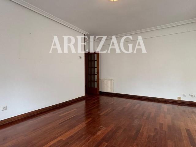 Alquiler de larga duración de amplio piso junto a la Avenida muy exterior de salón y 3 dormitorios, sin amueblar