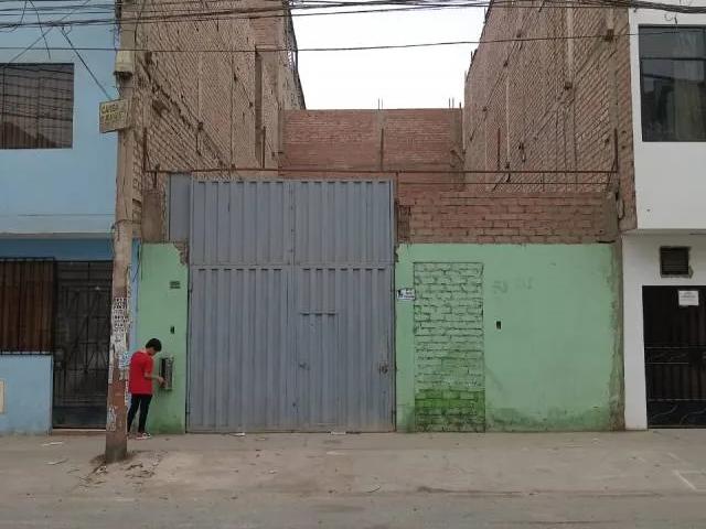 Alquiler De Local Para Vivienda O Almacén Con Amplio Patio Para Cochera Bien Ubicado Cerca El Cruce De Av. Canta Callao Y Av. Los Dominicos En San Martín De Porres