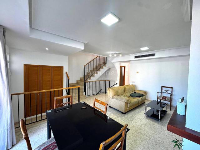 Alquiler de luminoso chalet adosado de 245 m² con garaje y reforma de calidad junto al metro, en Moncada