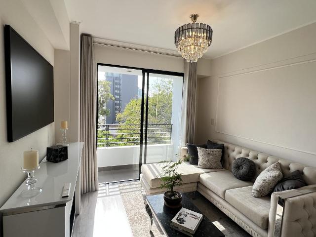 Alquiler de moderno flat amoblado con balcón en Av. Arequipa, San Isidro