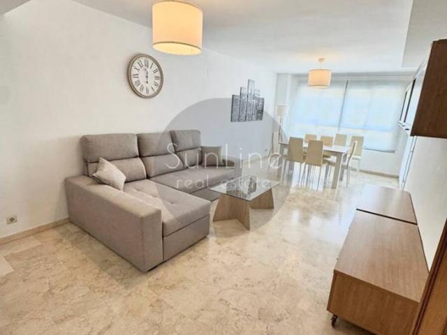 Alquiler de piso amueblado con tres dormitorios, gran terraza, piscina y garaje