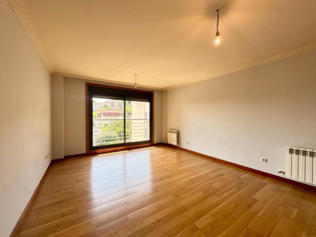 Alquiler de piso con 3 habitaciones, garaje y trastero, VIGO. Ref. P465