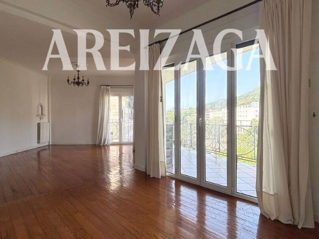 Alquiler de piso de esquina con terraza en Ondarreta, para alquiler estable, sin amueblar. Magnifica ubicación