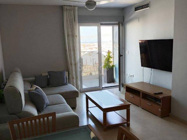 Alquiler de piso de 2 dormitorios con gran terraza, garaje y vistas abiertas en Benicalap