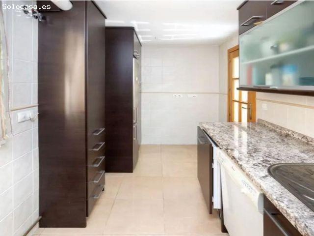 Alquiler de piso en Avenida de Maracena, Granada Capital | 3 habitaciones y piscina comunitaria | RE