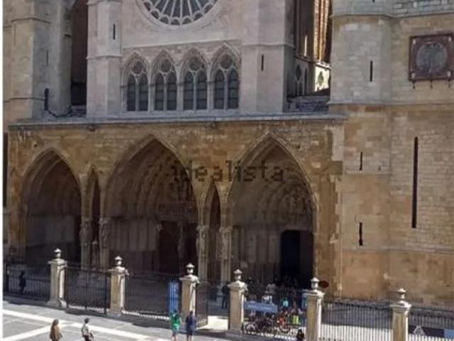 Alquiler de piso en Plaza de Regla, 2