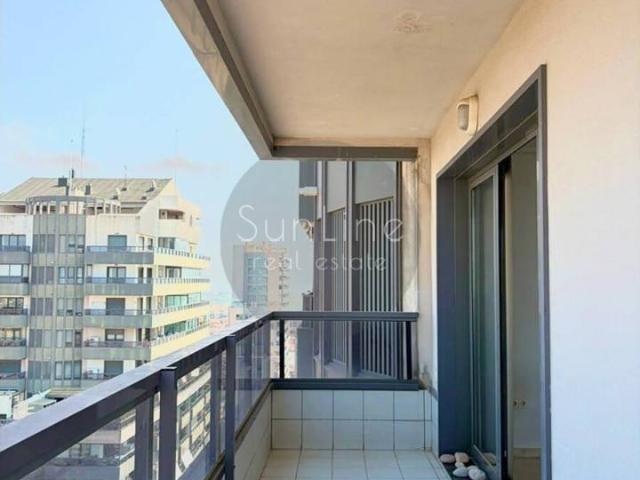 Alquiler de piso luminoso con terraza, piscina y parking junto a los parques del Turia, en Sant Pau