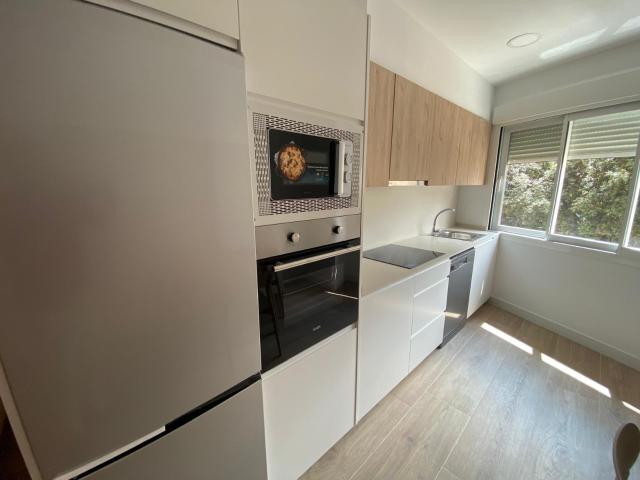 Alquiler de piso reformado de tres dormitorios y dos baños con aire acondicionado y calefacción