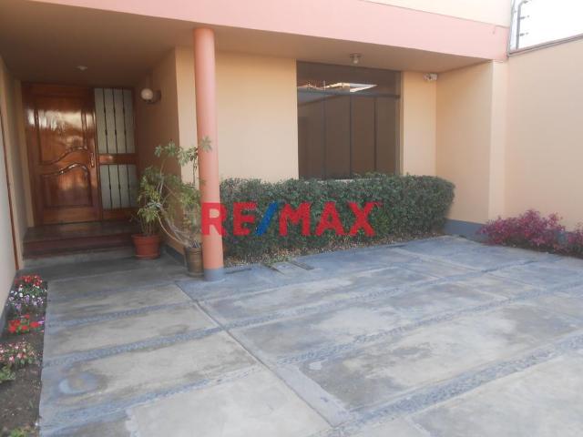 Alquiler De Primer Piso De 206 M² En Surco – Urb. Las Gardenias