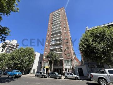 ALQUILER – DEPTO. 3 AMBIENTES C/BALCÓN CORRIDO – PISO 11 AL FRENTE CON COCHERA Y BAULERA