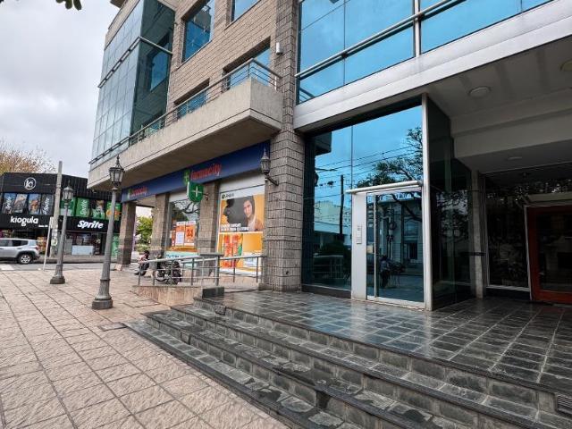 Alquiler Departamento 16 años 4 dormitorios, acepta mascotas, Frente, Avenida Belgrano 1798 piso 3, Zona Centro | Argenprop