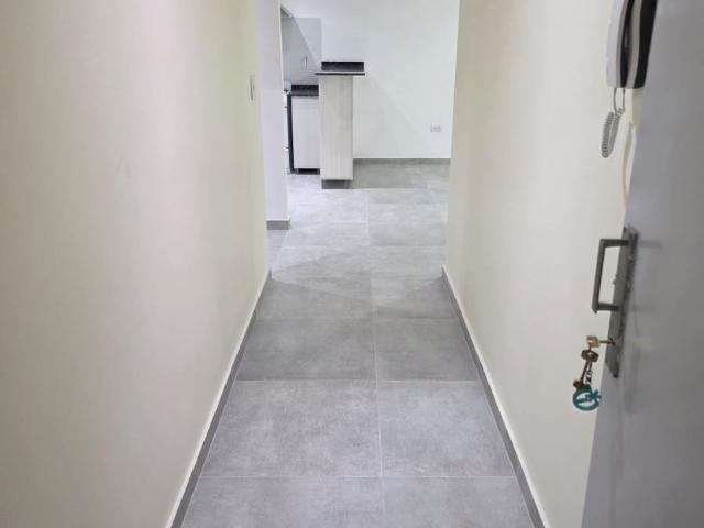 ALQUILER Departamento al frente de 2 ambientes en 2º piso