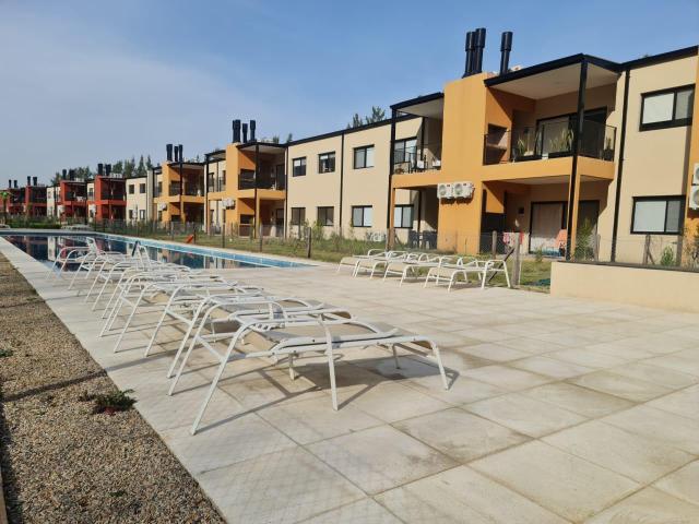 Alquiler Departamento de 3 ambientes c/cochera y amenities en complejo Altos de la Ca?ada Pilar
