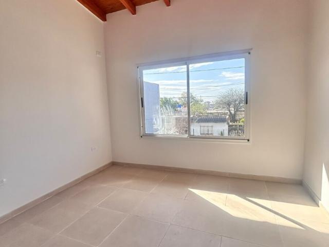 ALQUILER dpto planta alta con patio en zona sur