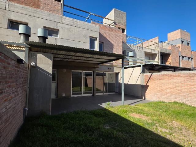 Alquiler dúplex 3 dormitorios en Cañuelas Chico, patio y cochera