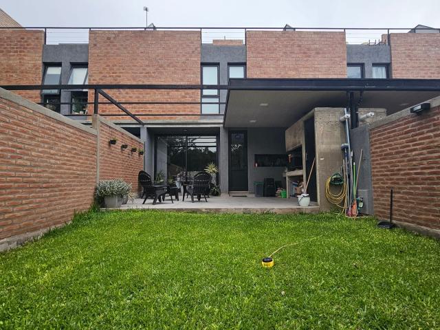 Alquiler dúplex 4 dormitorios con 2 terrazas – Mansos del Sur