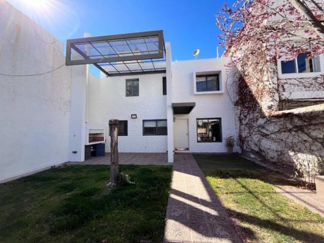 Alquiler duplex con amplio patio en callejon priv