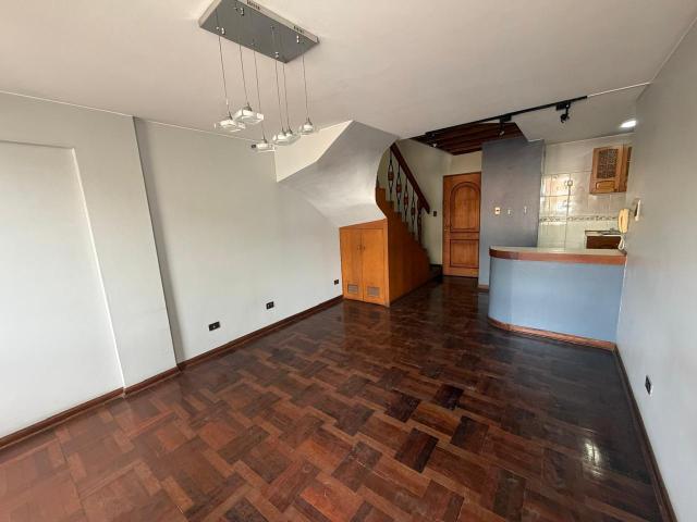 Alquiler dúplex de 1 dormitorio con cochera en Surco