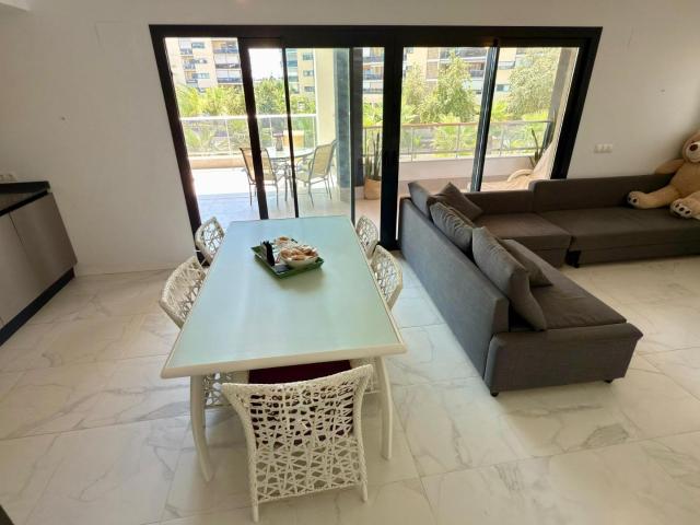 ¡Alquiler en Pau 5! Precioso apartamento de 3 habitaciones con gran terraza, a solo 5 minutos de la playa