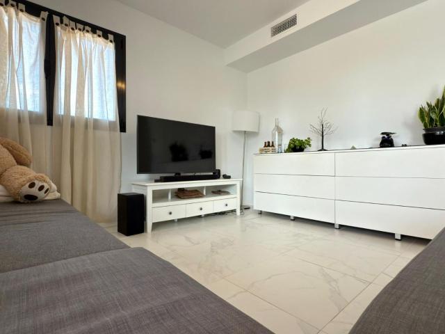 ¡Alquiler en Pau 5! Precioso apartamento de 3 habitaciones con gran terraza, a solo 5 minutos de la playa