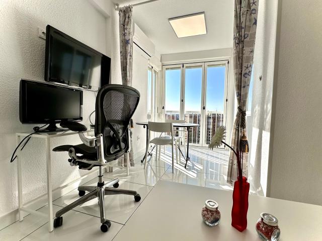 Alquiler estudio con aire acondicionado, vistas al mar