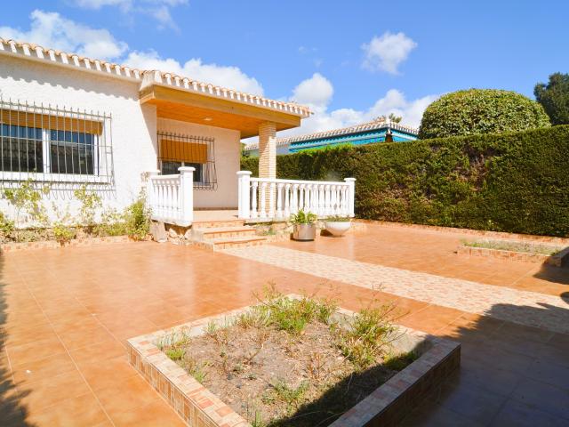 Alquiler minichalet vivienda pareada con zona comunitaria con piscina, tenis, padel y zona infantil, patio