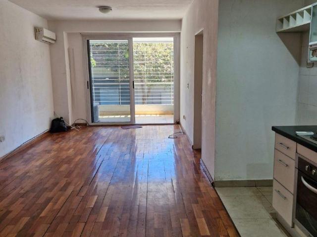 Alquiler monoambiente con balcon al frente y patio