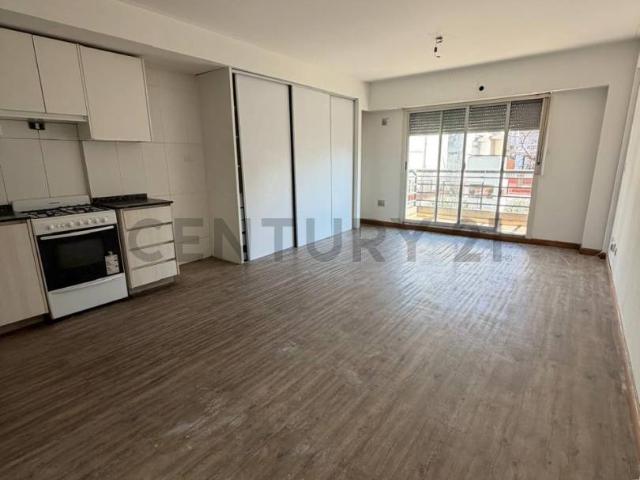 ALQUILER – Monoambiente con balcón | Flores
