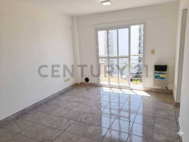 ALQUILER MONOAMBIENTE CON COCHERA FIJA EN CASEROS