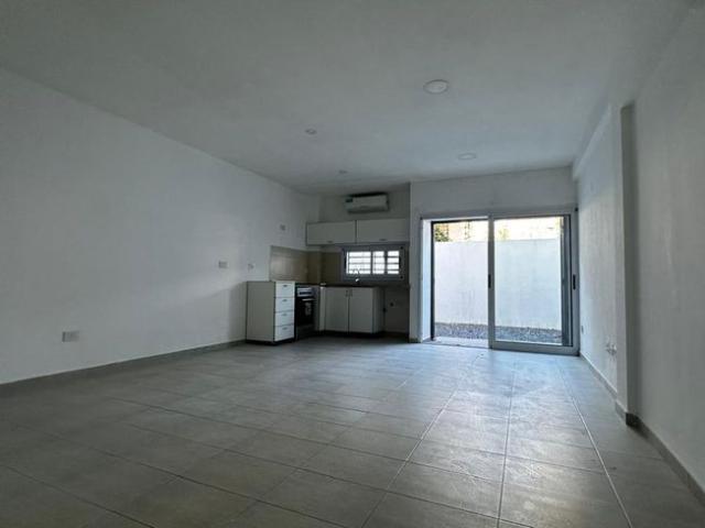 ALQUILER MONOAMBIENTE CON PATIO Y COCHERA