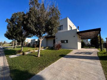 Alquiler Permanente Casa 4 ambientes con Pileta Barrio Santo Tom?s Pilar