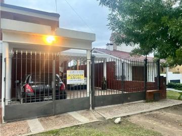 ALQUILER PERMANENTE CARLOS PAZ CASA CON PISCINA Y 2 DUPLEX