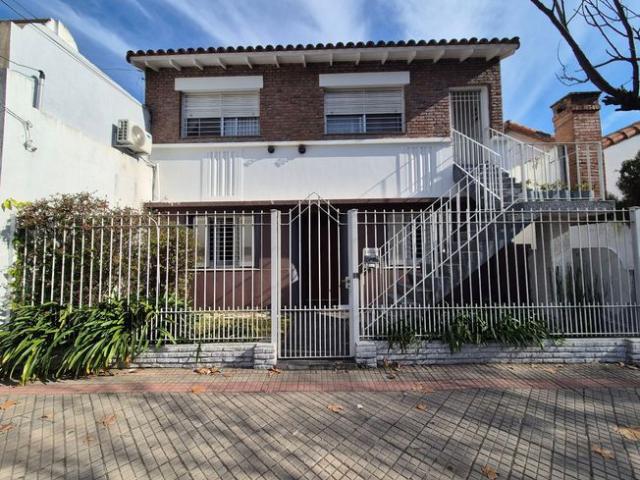 Alquiler PH tipo Casa 3 ambientes con parque en Banfield Este