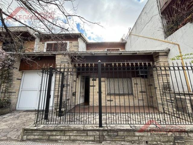 ALQUILER PH TIPO CASA DE 3 AMBIENTES CON COCHERA BARRIO NAON