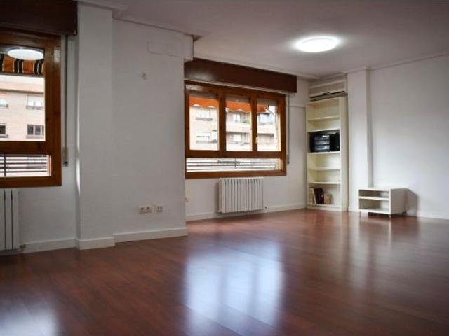 Alquiler piso 3 dormitorios, terraza, garaje y trastero en Av. Pablo Gargallo