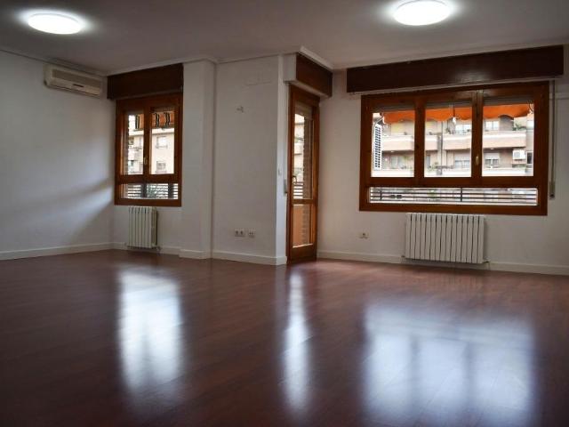 Alquiler piso 3 dormitorios, terraza, garaje y trastero en Av. Pablo Gargallo