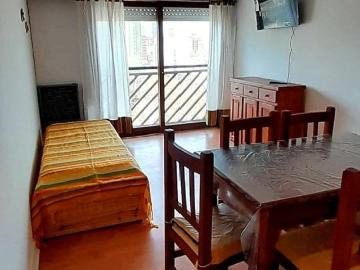 Alquiler por 12 meses 2 ambientes en Miramar. Edificio Torremarina