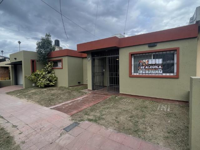 ALQUILER | Res. Vélez Sarsf | 4 dor, 2 baños | Sup Cub 140 m2 | Estar Living Coc. Com | Quincho c/ Asador | Coch p/ 2 Autos
