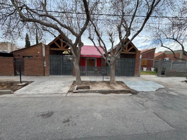 Alquiler. Rivadavia, Casa 3 Dorm. Con Cochera
